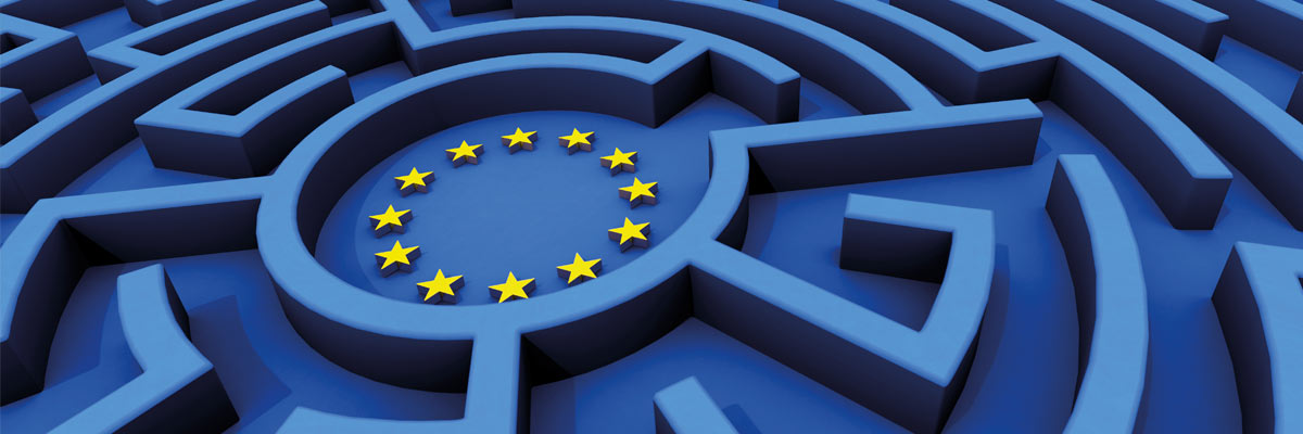 Laberinto azul con estrellas de la Unión Europea, simboliza la complejidad y los retos institucionales y políticos del bloque.