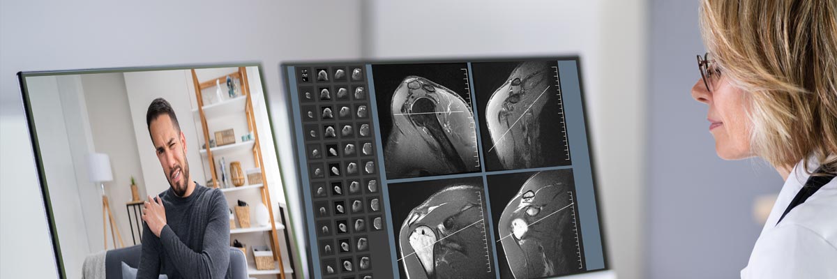 Doctora estudia lesión paciente a través de una radiografía en pantalla