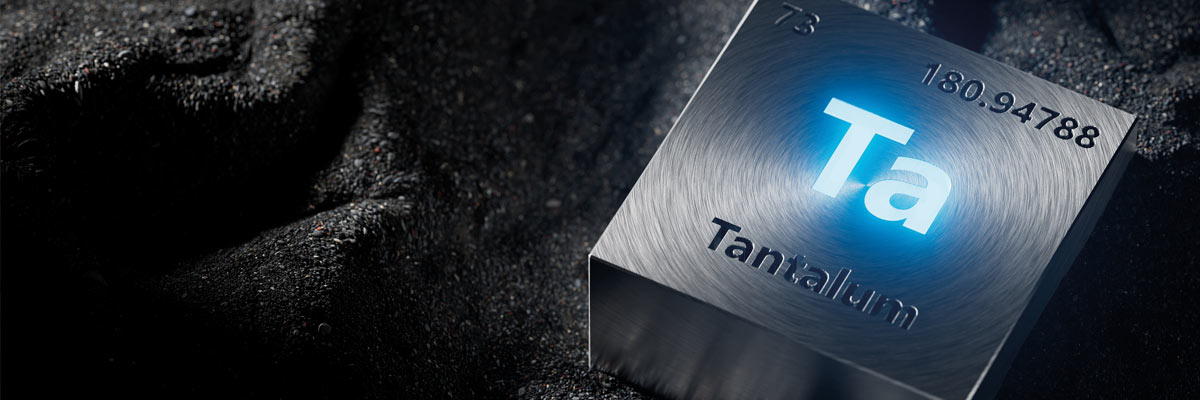 Bloque metálico con símbolo Ta y número atómico, representación del tantalio y su importancia en la tecnología.