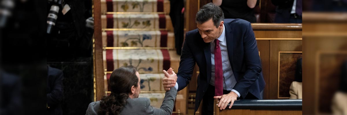 Pedro Sánchez estrenchando la mano a Pablo Iglesias