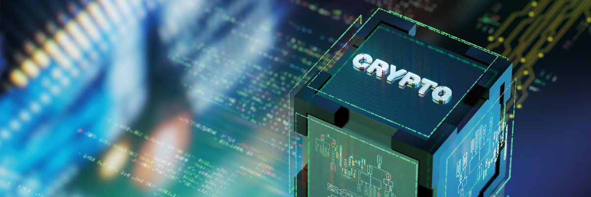 Cubo digital con la palabra “CRYPTO” flotando sobre fondo de código y gráficos financieros