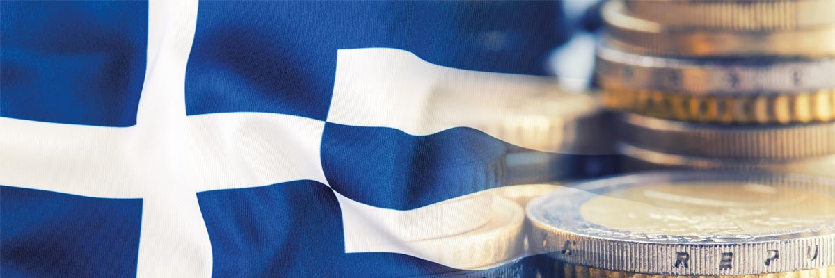 Bandera de Grecia con monedas superpuestas, símbolo del convenio fiscal y la doble imposición en sucesiones.