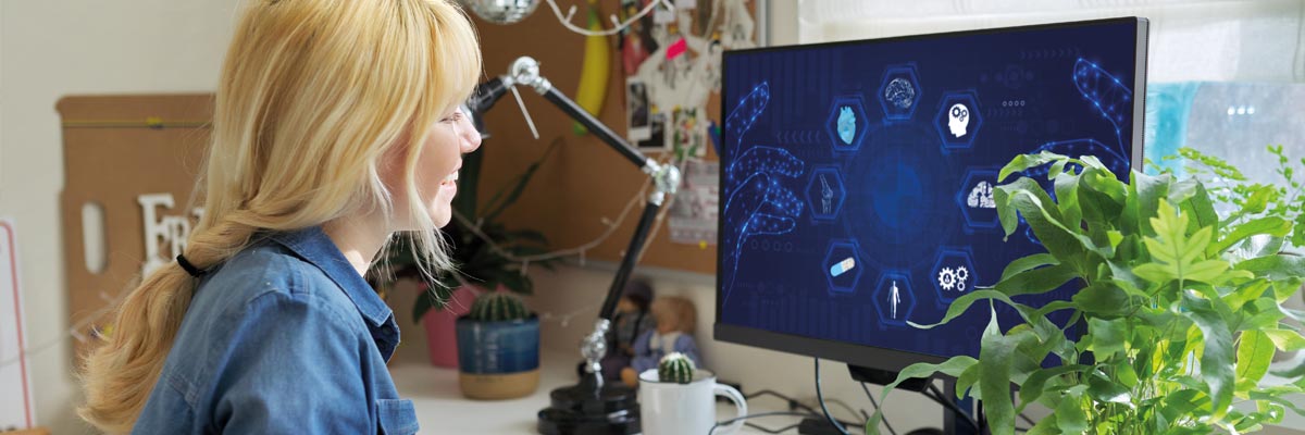 Estudiante usa simulador IA en pantalla para practicar sesiones clínicas virtuales y evaluación psicológica.