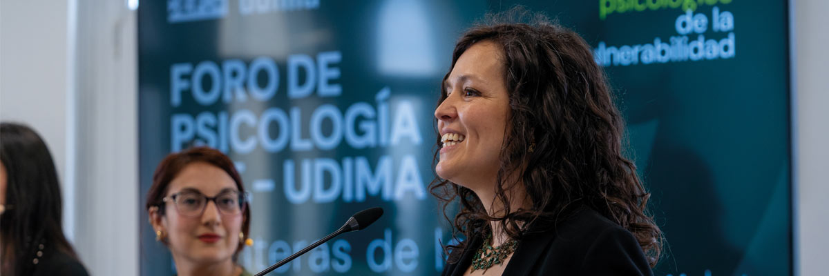 Ponente sonriente en el Foro de Psicología UDIMA, conferencia sobre salud mental y atención a la vulnerabilidad.
