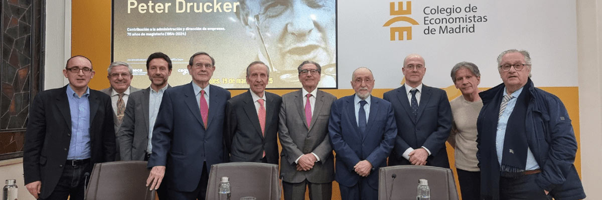 Economistas y ponentes posan en el homenaje a Peter Drucker en el Colegio de Economistas de Madrid.