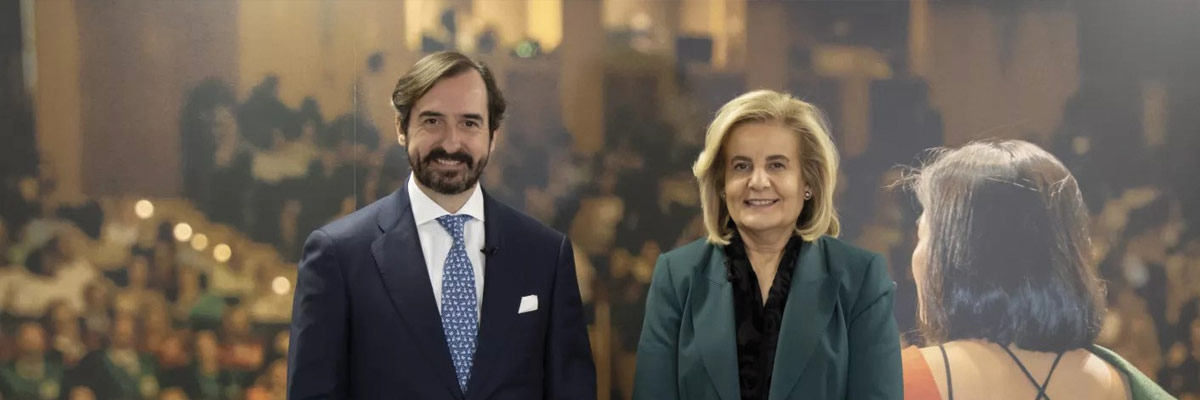 Arturo de las Heras y Fátima Báñez posan en la conferencia sobre liderazgo femenino y reforma laboral en Santo Domingo