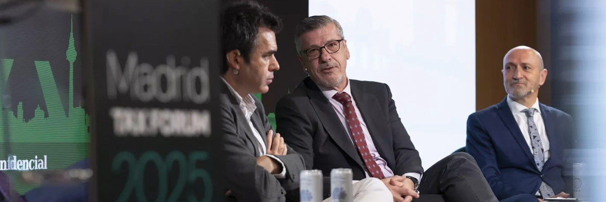Panel de expertos en el Madrid Tax Forum 2025 debatiendo sobre fiscalidad y retos tributarios.