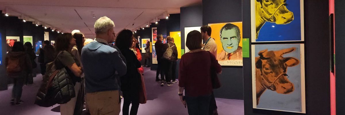 Visitantes observan carteles icónicos de Andy Warhol en exposición pop art en Fundación Canal Madrid