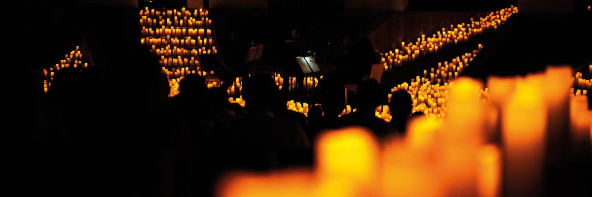 entorno íntimo y especial, iluminado únicamente por la luz de las velas