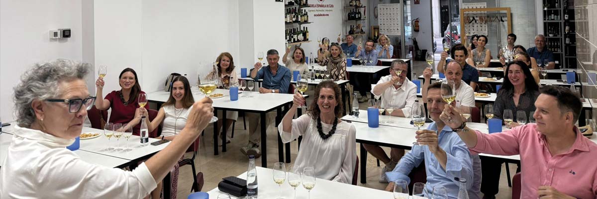 Grupo de personas hace ua cata de vino blanco