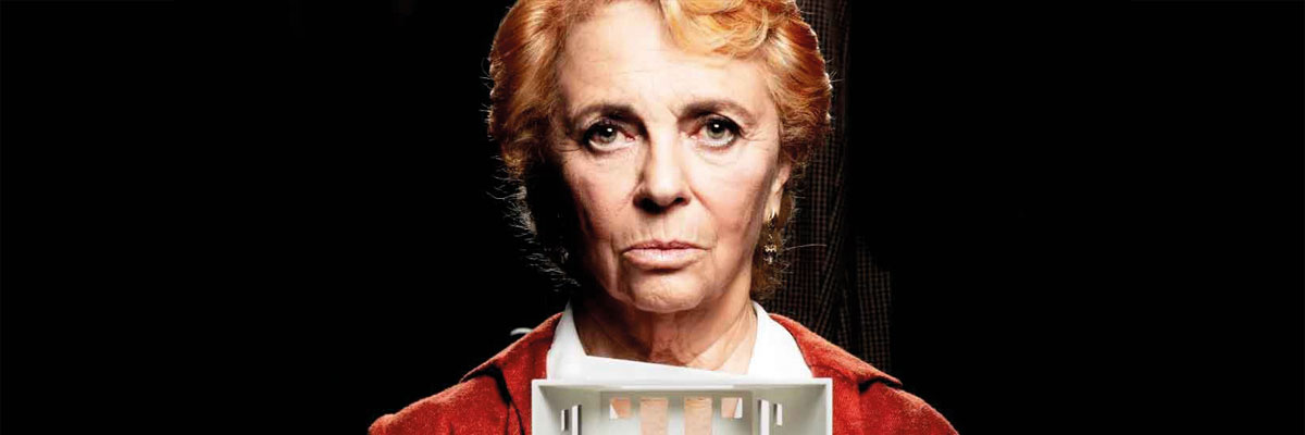 Gloria Muñoz como Doña Asunción en la obra Historia de una escalera, sobre fondo oscuro