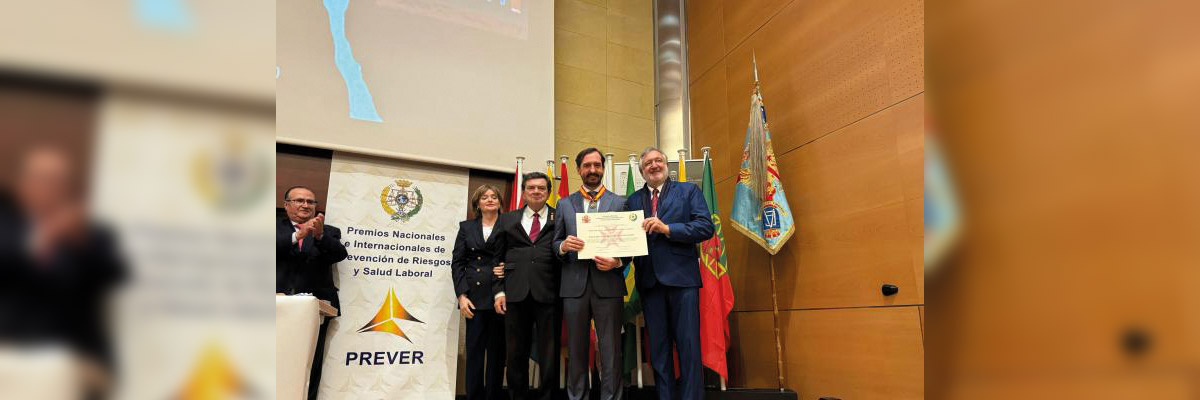 Arturo de la Heras recibiendo la distinción de la Cruz de los Servicios Distinguidos de las Relaciones Industriales y Ciencias del Trabajo 