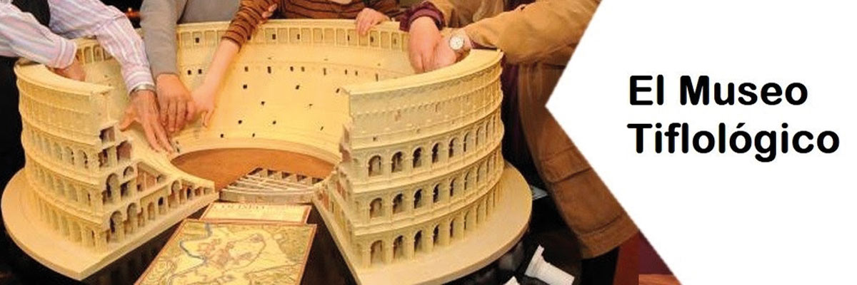 Visitas interactivas para personas con discapacidad visual, donde se pueden tocar réplicas detalladas de monumentos famosos, como se muestra en la imagen con individuos explorando una maqueta del Coliseo Romano