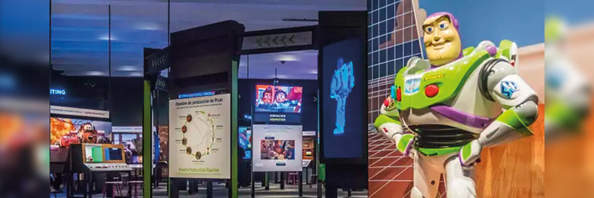 Lobby de cine con pantalla de horarios, standees de películas y figura de Buzz Lightyear