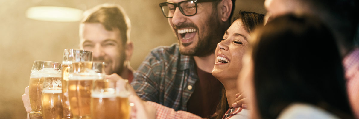 Grupo de amigos brindado con unas cervezas