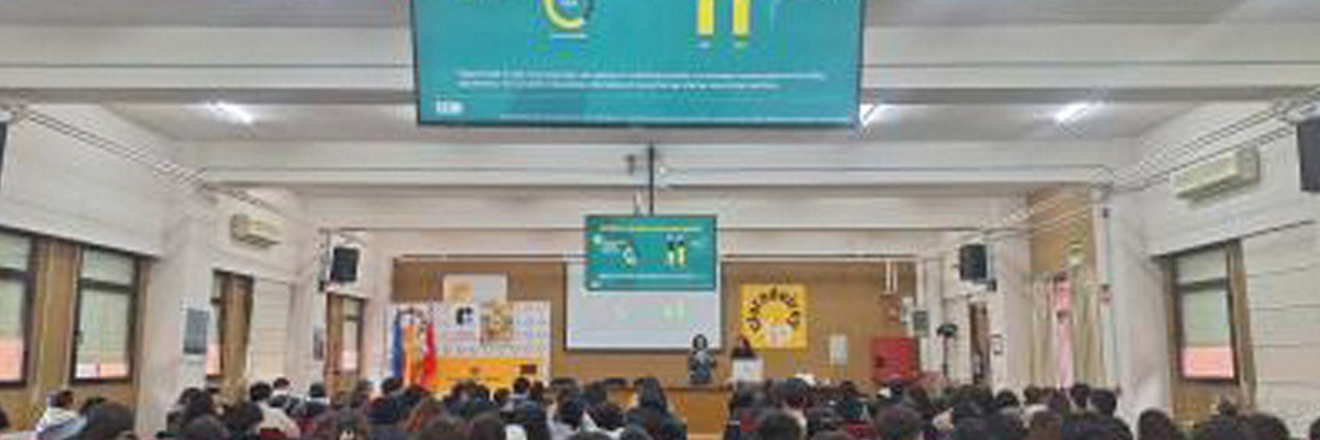 Auditorio lleno de estudiantes escuchando una presentación