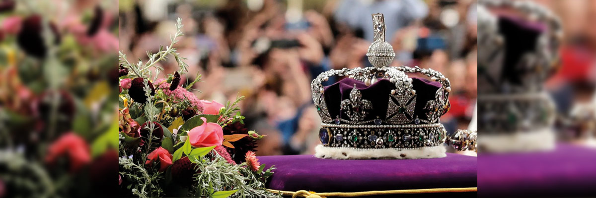 Corona de flores y féretro de la reina Isabel II