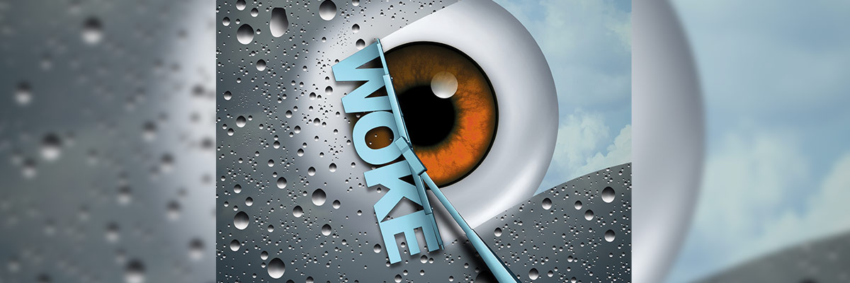 La imagen muestra un ojo humano con un iris anaranjado y la palabra “WOKE” en letras azules, sobre un fondo de gotas de agua y cielo azul, evocando frescura y claridad