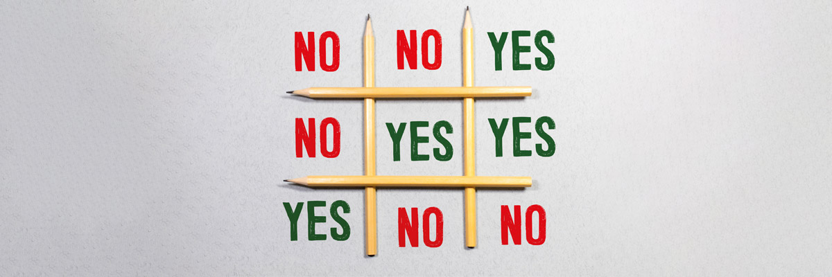 Texto “NO NO YES / NO YES YES / YES NO NO” formado con lápices dispuestos en un juego de tres en raya.