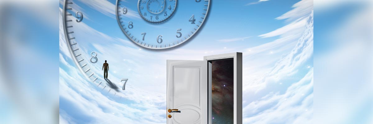 Nubes, una puerta abierta, un reloj y una persona a lo lejos
