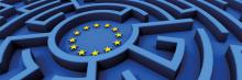 Laberinto azul con estrellas de la Unión Europea, simboliza la complejidad y los retos institucionales y políticos del bloque.