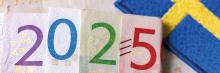 Billetes doblados que forman “2025” junto a una bandera de Suecia difuminada, sobre fondo claro