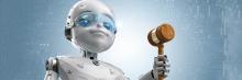 Robot metálico con ojos digitales sostiene un mazo de juez frente a fondo de circuito informático.
