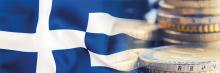Bandera de Grecia con monedas superpuestas, símbolo del convenio fiscal y la doble imposición en sucesiones.