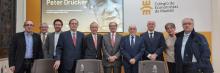 Economistas y ponentes posan en el homenaje a Peter Drucker en el Colegio de Economistas de Madrid.