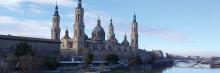 Basílica del Pilar en Zaragoza junto al río Ebro, con cúpulas barrocas y puente al fondo