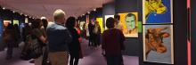 Visitantes observan carteles icónicos de Andy Warhol en exposición pop art en Fundación Canal Madrid