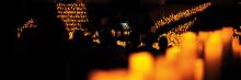 entorno íntimo y especial, iluminado únicamente por la luz de las velas