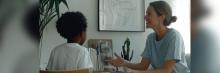 Terapeuta conversa con niño en sesión individual, apoyo psicológico y acompañamiento familiar