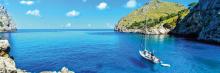 Barco en aguas cristalinas de la isla de Mallorca 