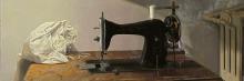 Máquina de coser “ALFA” en una mesa de madera con tela arrugada 