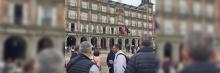 Miembros de la asociación de excursión en la plaza Mayor de Madrid