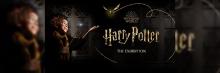 Una imagen promocional oscura y misteriosa de ‘Harry Potter The Exhibition’, mostrando el logo dorado brillante del evento, con una figura humana desenfocada y mágica en primer plano