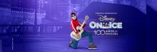 Un artista con una guitarra en un escenario iluminado, promocionando el evento Disney On Ice: 100 Años de Emoción.