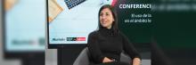Blanca Bardín sentada en silla frente a pantalla, sonriente, participando en una conferencia sobre IA y ámbito legal