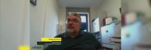 Guillermo Fouce en su despacho, hablando en videoconferencia con rótulo “Presidente de Psicología Sin Fronteras” en pantalla