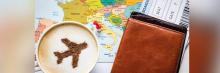 Mapa de Europa junto con taza de café y una cartera con billetes de avión